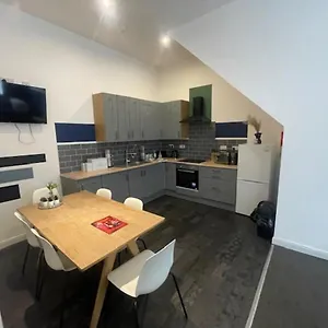 Bond Street Apartment, Sleeps 7 , Blackpool United Kingdom