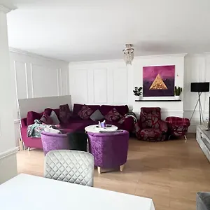 Centre House - 5 Bedrooms - Sleeps 9 - Parking Edinburgh
